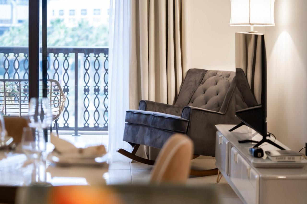 Durrani Homes - Glam Living Besides Mall- 2br With Study Third Converted Appartement *